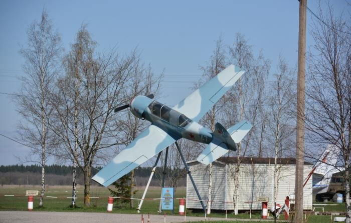Памятник — самолёт Як-52