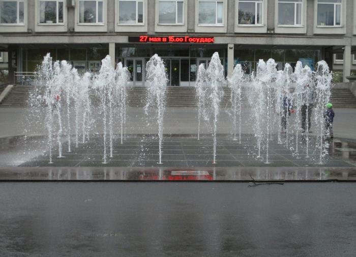 Светодинамический сухой фонтан «Крестики-нолики» (Санкт-Петербург)