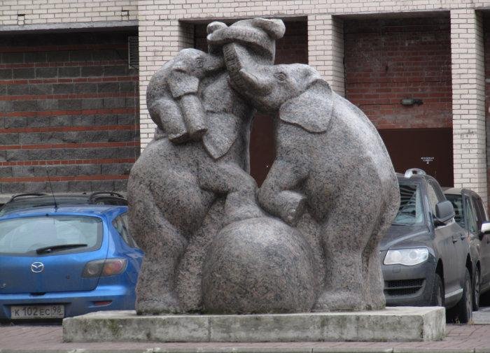 Скульптура «Семья Слонов» (Санкт-Петербург)