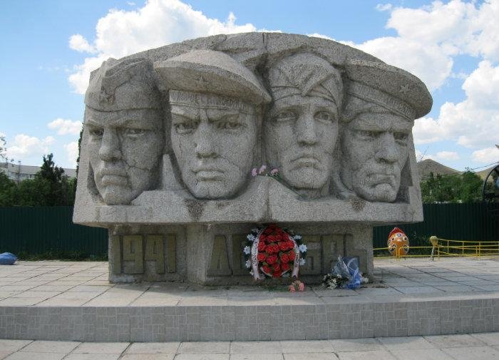 Памятный знак в честь советских воинов- десантников (Коктебель)