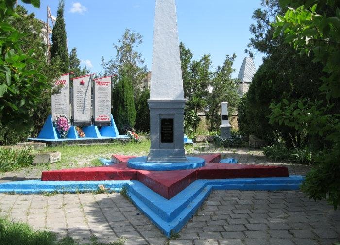 Братская могила советских воинов, партизан и героев гражданской войны (Коктебель)