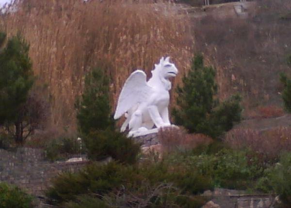 Скульптура Белого Грифона (Коктебель)