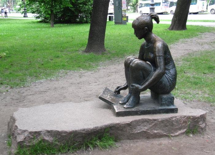 Скульптура «Рисующая девушка» (Санкт-Петербург)