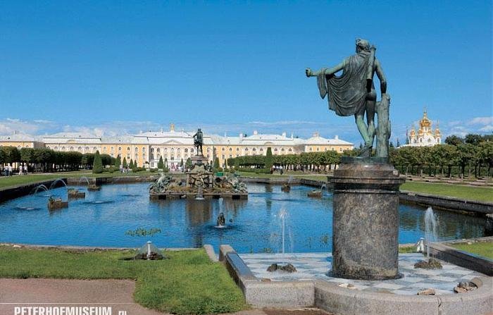 Пруд с фонтаном «Нептун» с барельефами и фонтанными статуями (Санкт-Петербург)